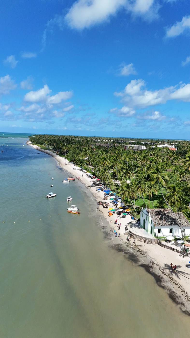 Praia dos Carneiros com Catamarã saindo de Porto de Galinhas