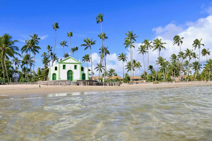 Bora Bora Carneiros com Lancha saindo de Porto de Galinhas