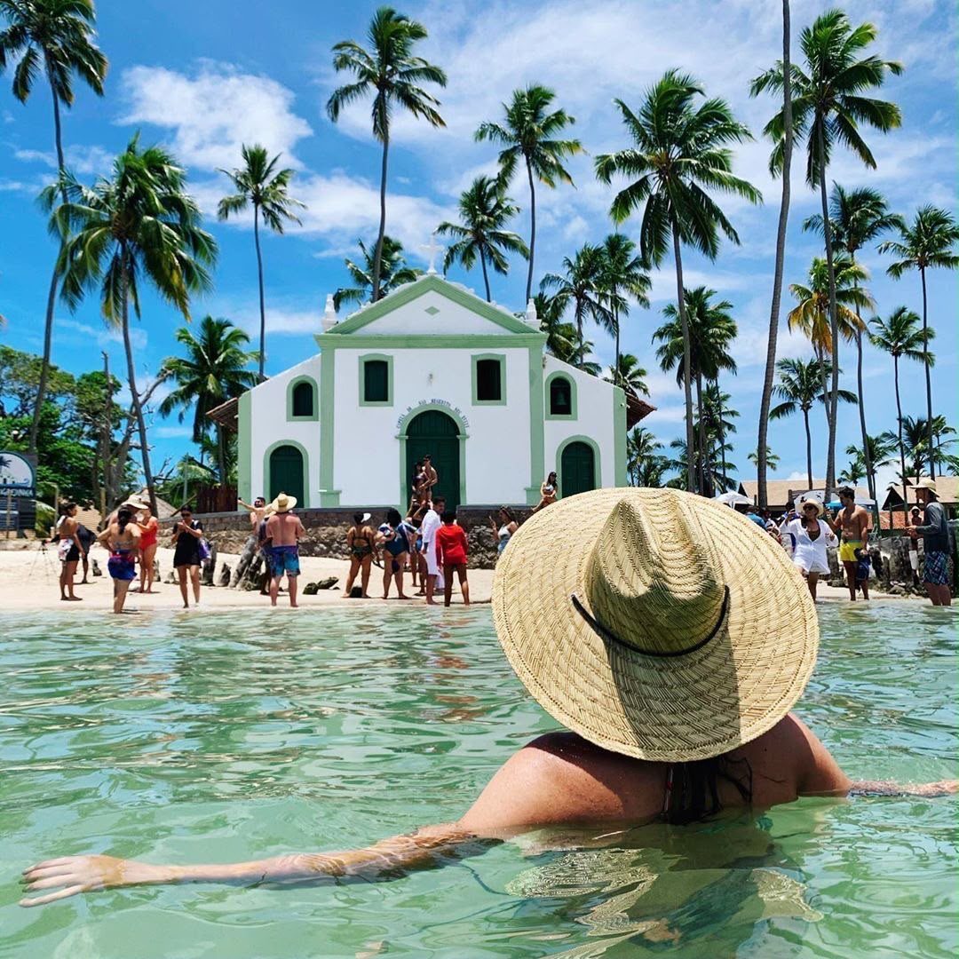 Bora Bora Carneiros com Lancha saindo de Porto de Galinhas
