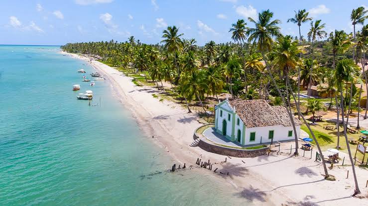 Bora Bora Carneiros com Lancha saindo de Porto de Galinhas