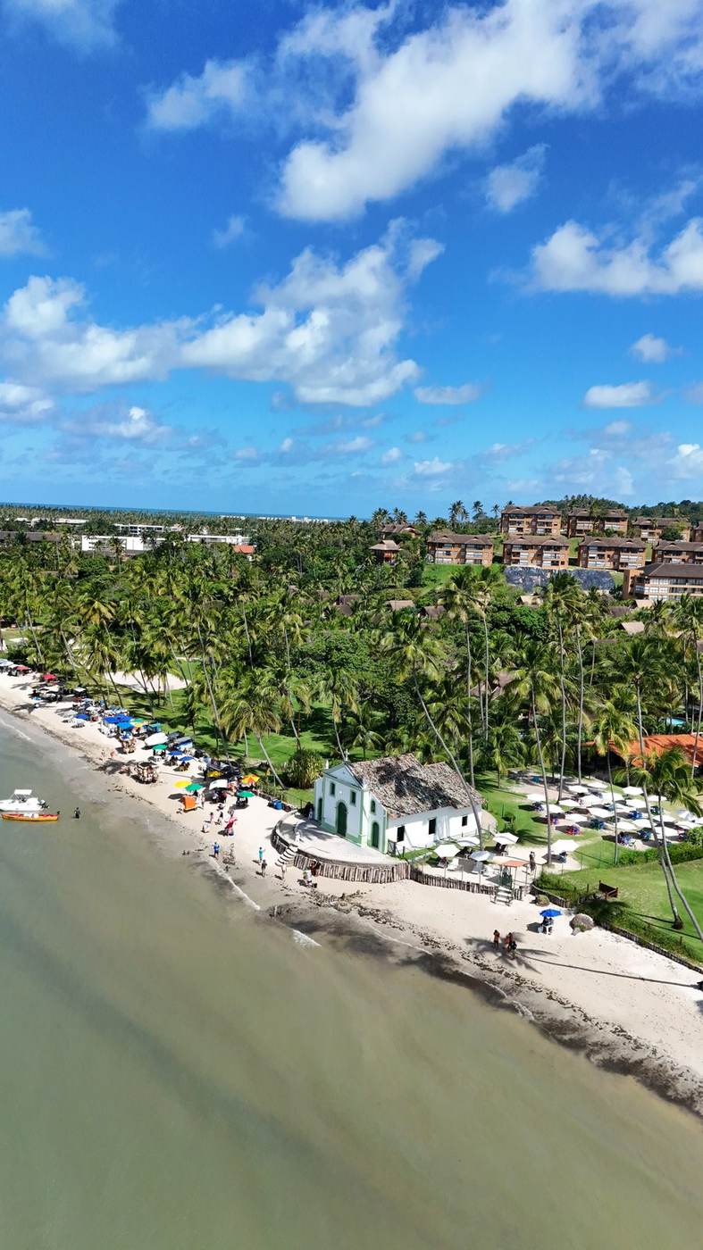 Praia dos Carneiros com Catamarã saindo de Porto de Galinhas