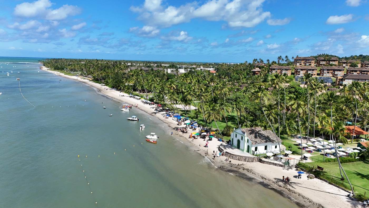 Bora Bora Carneiros com Lancha saindo de Porto de Galinhas
