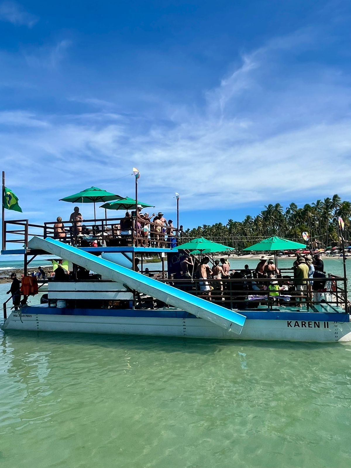 Bora Bora Carneiros com Catamarã saindo de Porto de Galinhas