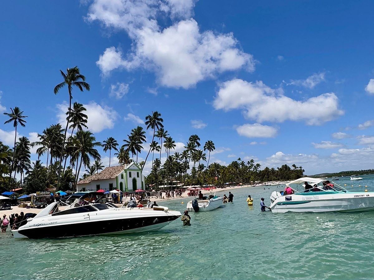 Praia dos Carneiros com Catamarã saindo de Porto de Galinhas