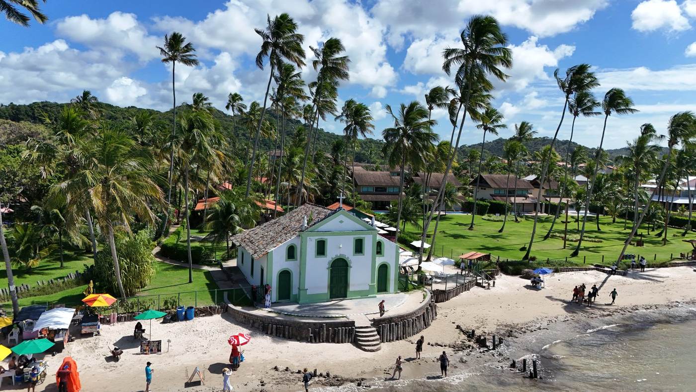 Praia dos Carneiros com Catamarã saindo de Porto de Galinhas