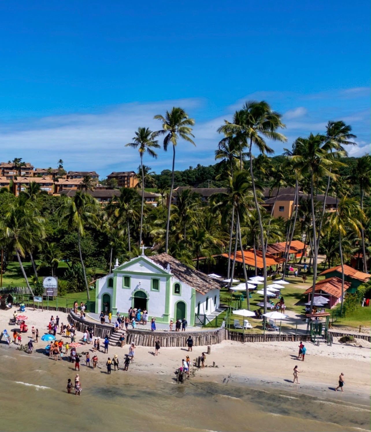 Praia dos Carneiros com Catamarã saindo de Porto de Galinhas