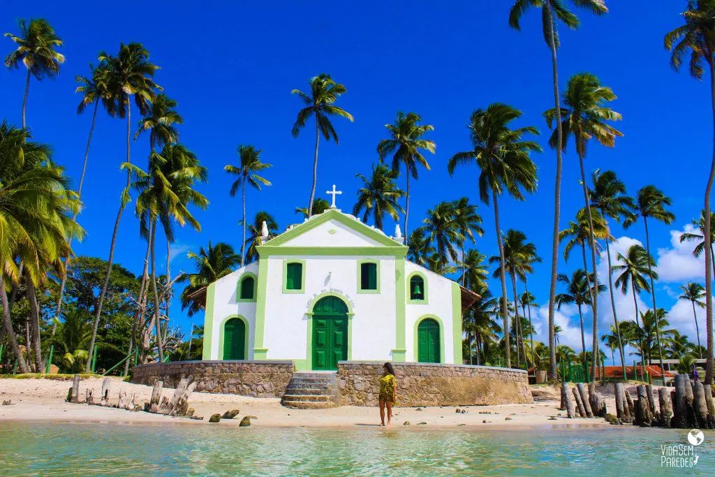 Bora Bora Carneiros com Lancha saindo de Porto de Galinhas
